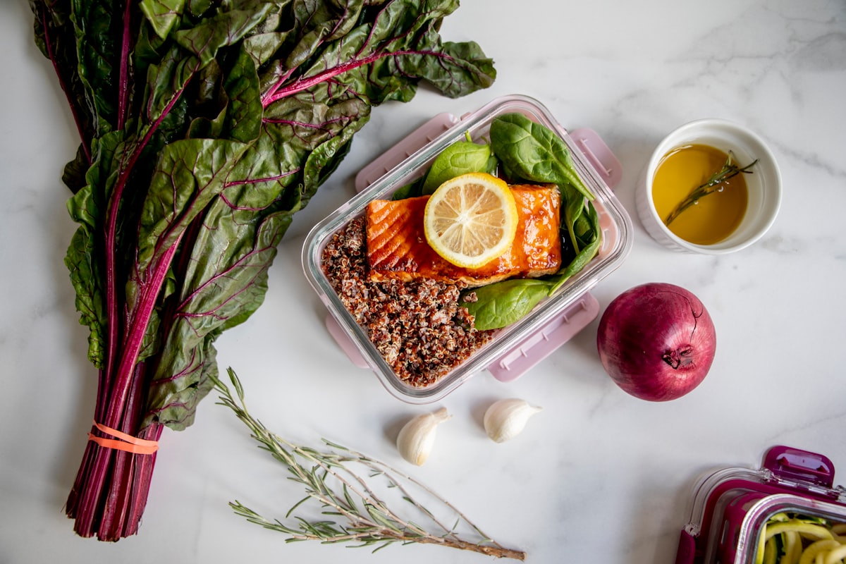 Alimentação balanceada com cinco refeições saudáveis