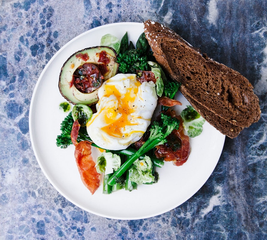 Almoço equilibrado com peixe e vegetais